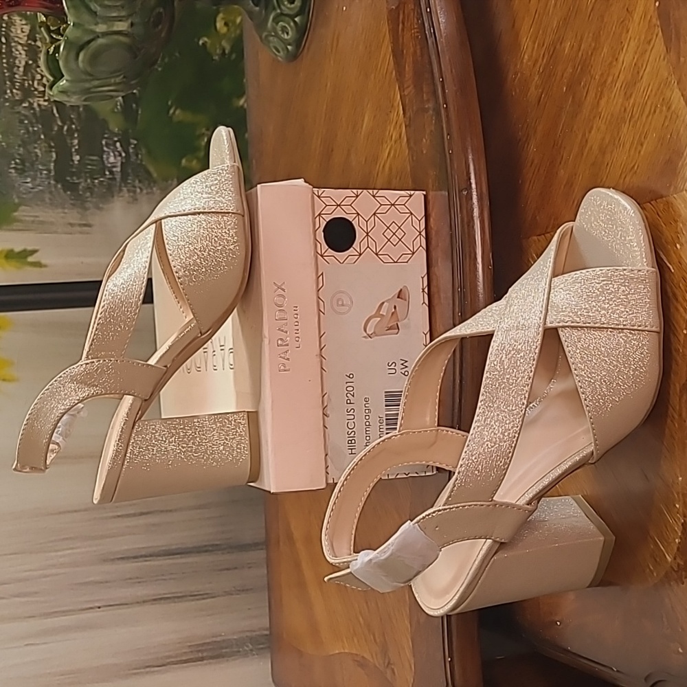 New in box! Paradox London Hibiscus Champagne Womens 6 Wide formal dress shoe